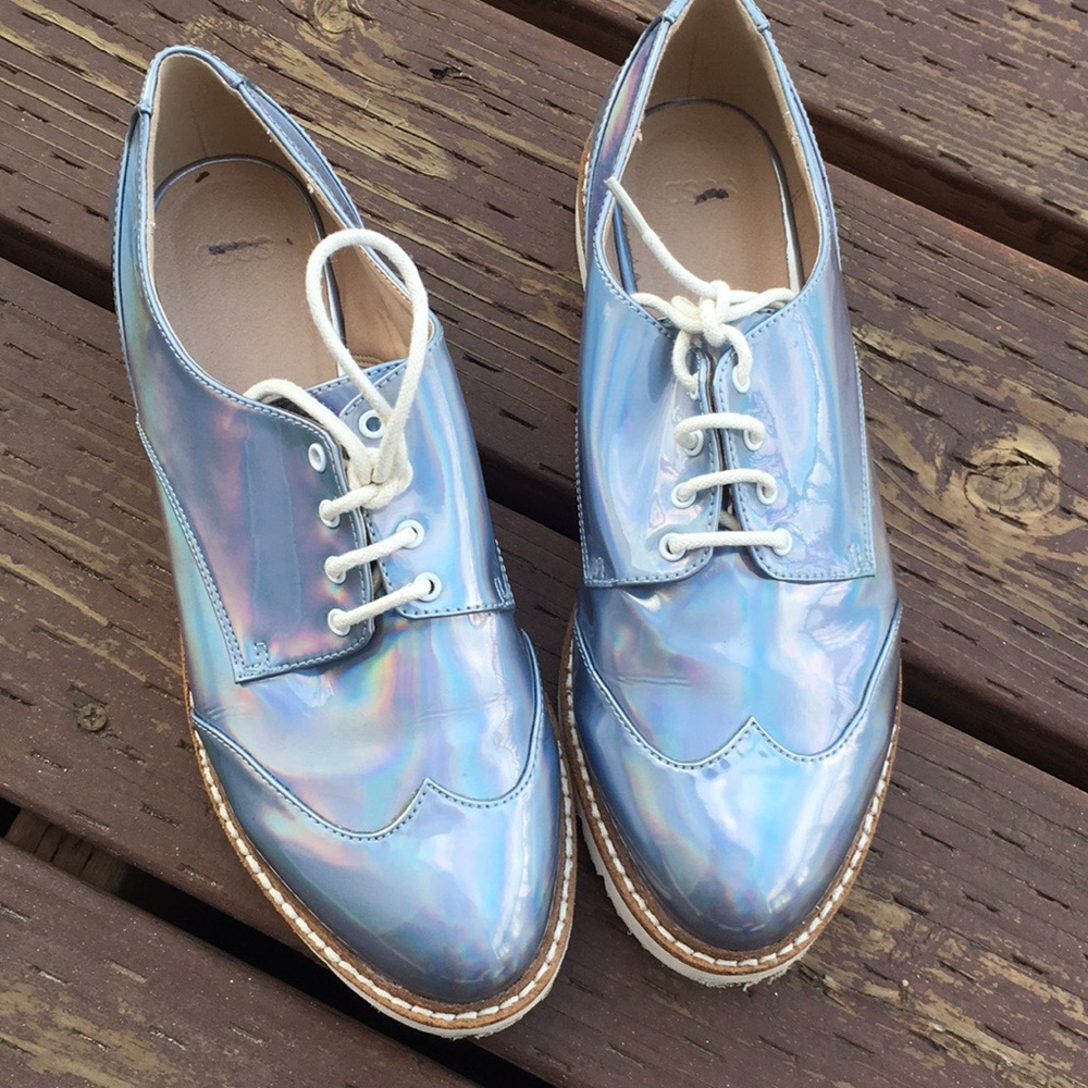 Hologram lace up shoes